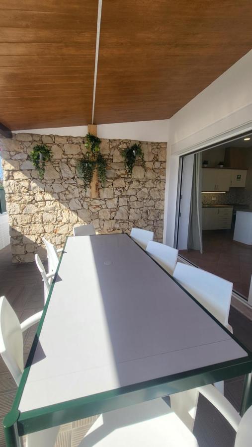 Oura V2 Jacaranda Villa